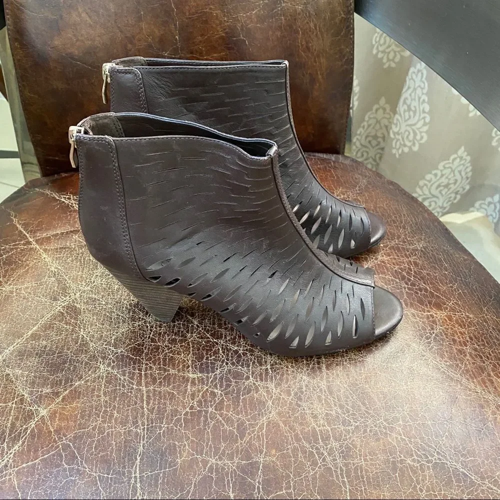 VINCE CAMUTO peep toe cut out ankle booties 9 1/2